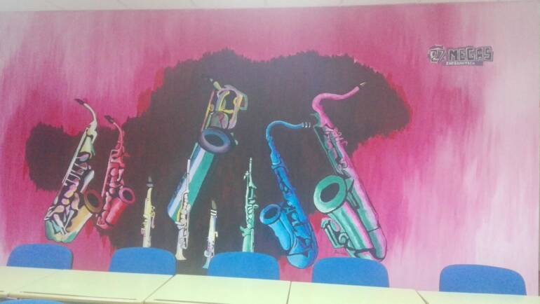 Mural gráfico «Viento Madera» en el Aula 3 de Nuestra Asociación
