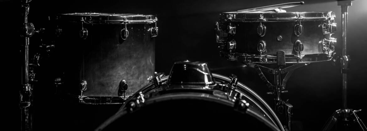 bateria-sobre-un-fondo-oscuro-scaled.jpg